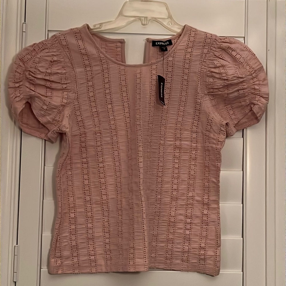 EXPRESS NWT puffy sleeve blush top. Size M